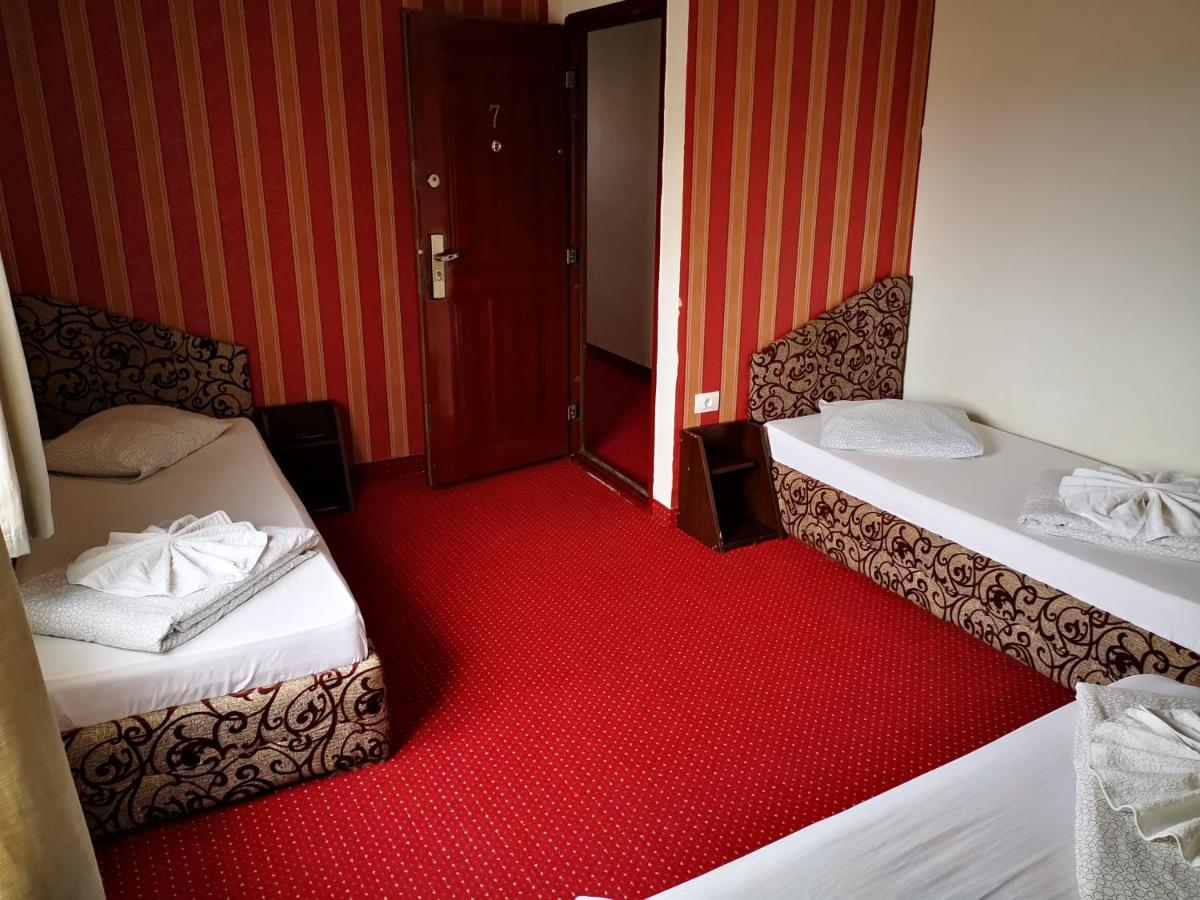 Golden Pension Târgu Jiu Exteriör bild
