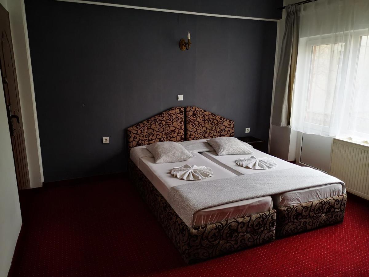 Golden Pension Târgu Jiu Exteriör bild