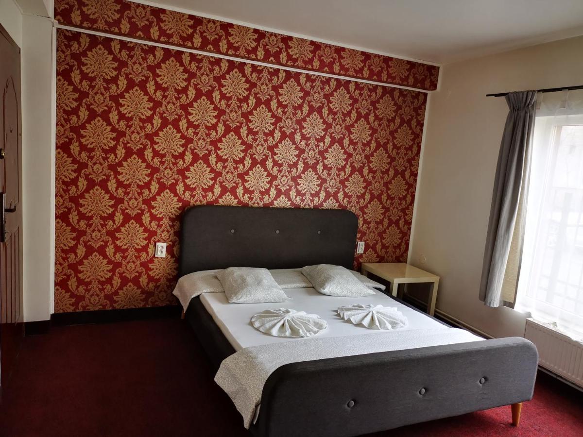 Golden Pension Târgu Jiu Exteriör bild