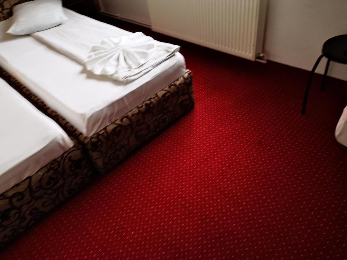 Golden Pension Târgu Jiu Exteriör bild